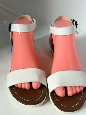 New Mossimo size 8 white sandal